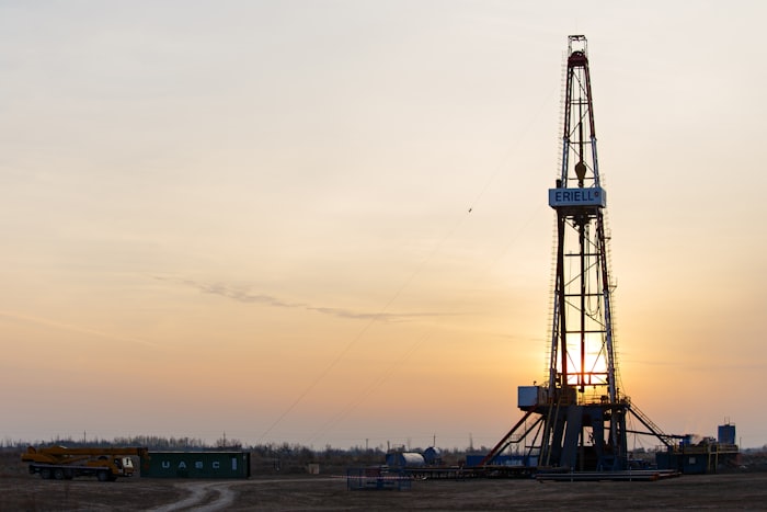 Land drilling rig in the oilfield